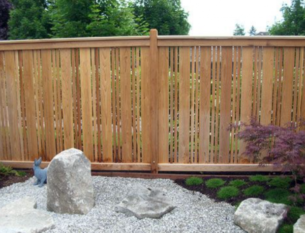 Pagar kayu minimalis dengan tata letak vertikal yang dinamis